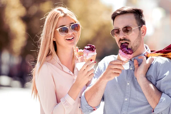 Alegre Pareja Joven Comiendo Helado Imagen Una Encantadora Pareja Comiendo — Foto de Stock