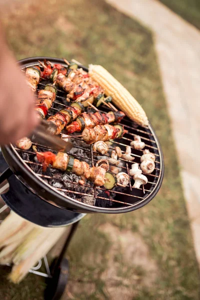 Ocio Comida Gente Vacaciones Concepto Hombre Cocinar Carne Parrilla Barbacoa — Foto de Stock