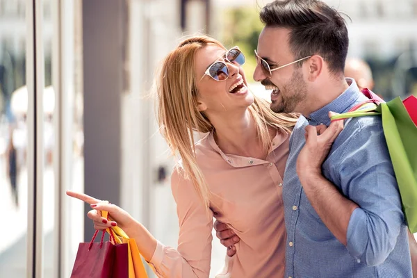 Elegante Pareja Joven Haciendo Compras Calle Que Celebración Bolsas Compras —  Fotos de Stock