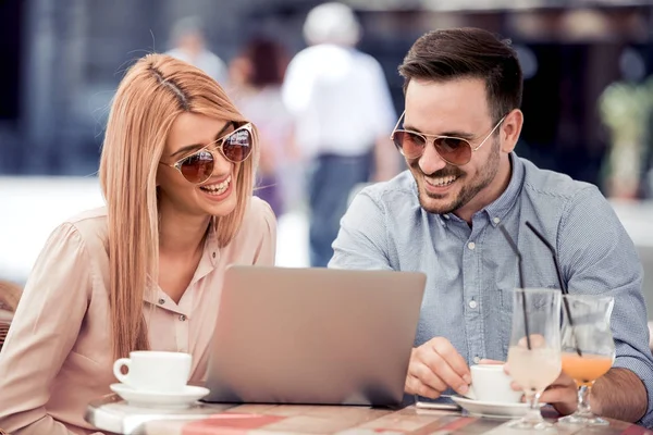 Schönes Junges Paar Benutzt Ein Tablet Spricht Und Lächelt Während — Stockfoto