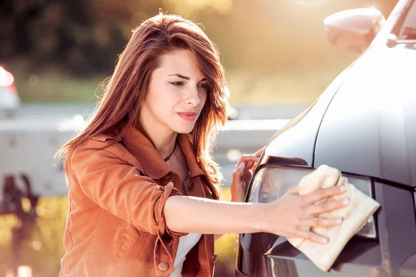 Junge Frau Fahrerin Auto Nach Dem Waschen Mit Mikrofasertuch Trocken — Stockfoto