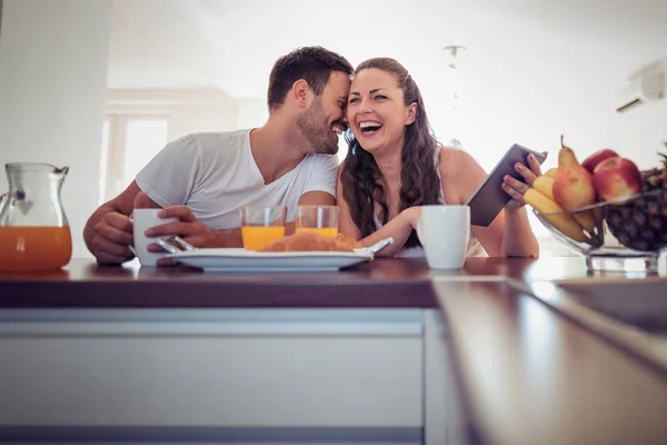 Schattig Jong Koppel Samen Ontbijten Bij Thuis Hun Keuken — Stockfoto