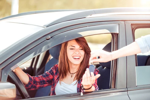 Junge Schöne Frau Erhält Die Schlüssel Zum Neuen Auto Vom — Stockfoto