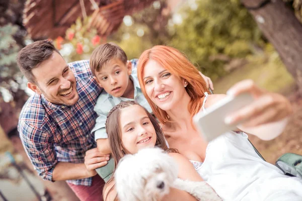 Familia Feliz Con Perro Tomando Selfie Con Teléfono Inteligente Park — Foto de Stock