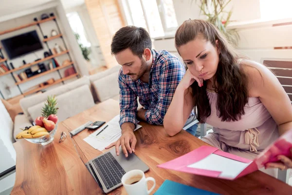 Pareja Joven Preocupada Haciendo Sus Cuentas Sala Estar —  Fotos de Stock