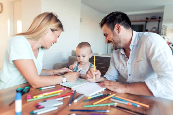 Mamá Papá Dibujando Con Hijo Mamá Muestra Algo Cuaderno — Foto de Stock