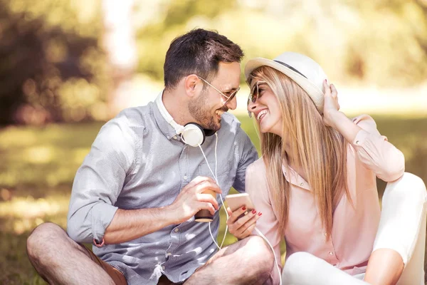 Jeune Couple Détendre Écouter Musique Téléphone Intelligent Sur Herbe Dans — Photo