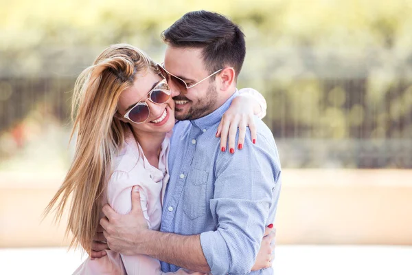 Una Atractiva Pareja Enamorada Abrazan Disfrutan Momento Íntimo Juntos — Foto de Stock