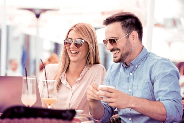 Sommerurlaub Stadt Dating Und Technologie Konzept Lächelndes Paar Mit Laptop — Stockfoto