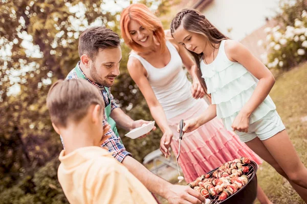 Papà Insegna Bambini Fare Barbecue Nel Cortile Tutti Stanno Divertendo — Foto Stock