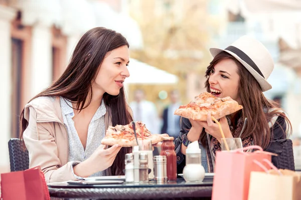 Két Vidám Lány Pizzát Eszik Egy Szabadtéri Kávézóban Pihentető Vásárlás — Stock Fotó