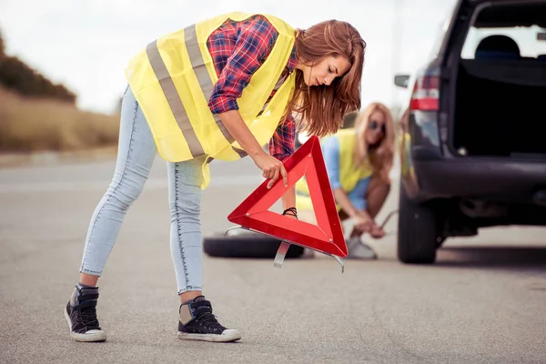 Deux Jeunes Femmes Sur Route Ayant Des Problèmes Avec Une — Photo