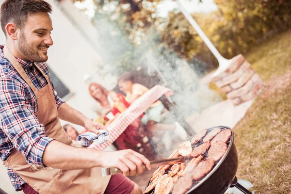 夏の屋外パーティーで彼の家族のバーベキュー グリルでレジャー 食べ物 と休日コンセプト男の調理肉 — ストック写真