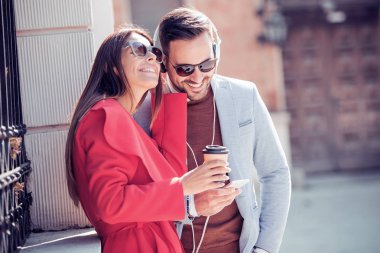 Açık havada eğleniyor ve müzik mutlu genç Çift