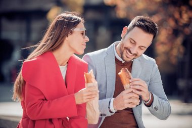 Şehirde kahvaltı keyfi mutlu sevgi dolu Çift