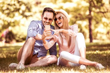 Akıllı telefon selfie alarak ile teknoloji, ilişki ve insanlar kavramı-mutlu çift.