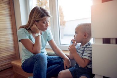 Mutfakta pizza ile aile.