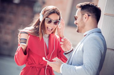 Açık havada eğleniyor ve müzik mutlu genç Çift