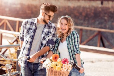 Genç çift aşık açık. Aşk, ilişki ve insanlar kavramı. Çift tr duygular içinde güzel gün batımı.