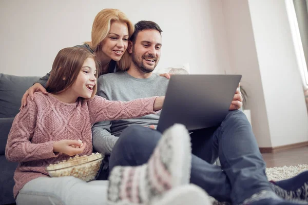 Linda Família Assistindo Filme Laptop Casa Família Crianças Tecnologia Conceito — Fotografia de Stock