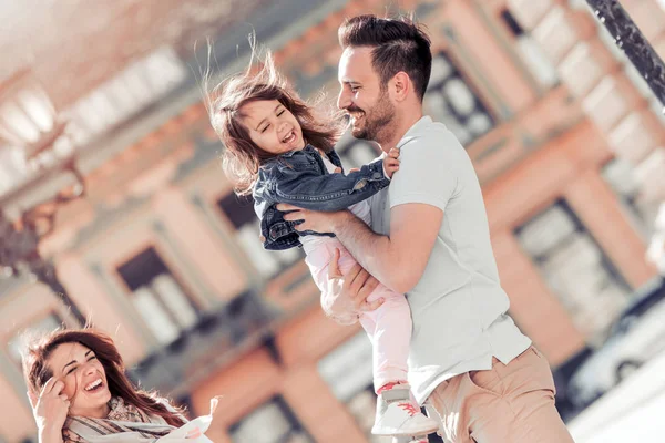 Lycklig Familj Med Ett Barn Att Roligt Tillsammans Sommar Stadspark — Stockfoto