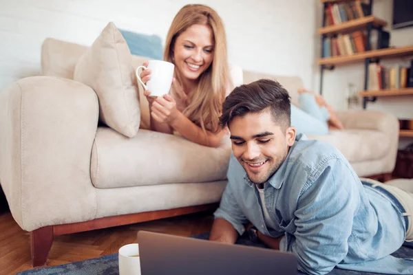 Mutlu çift laptop bir odada çalışma.