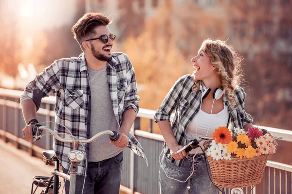 Açık Havada Binmek Bisiklet Için Mutlu Genç Çift — Stok fotoğraf