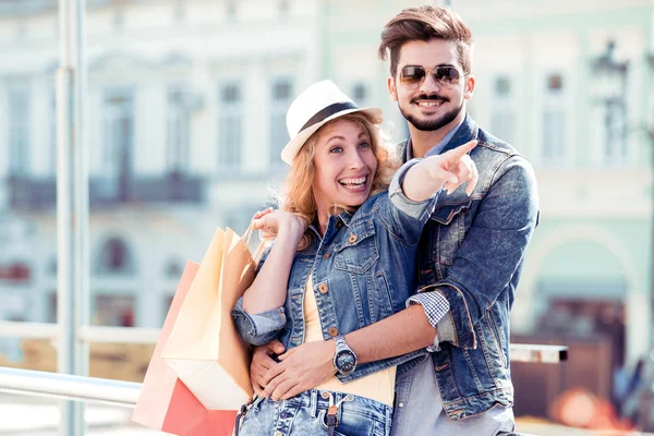Alışveriş Yaptıktan Sonra Gülümseyen Kocaman Çantalı Mutlu Bir Çiftin Portresi — Stok fotoğraf