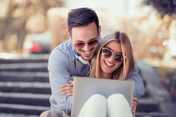 Jovem Casal Assistindo Vídeo Laptop Nas Escadas — Fotografia de Stock