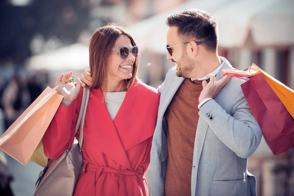 Glückliches Junges Paar Mit Einkaufstüten Hat Spaß Der Stadt — Stockfoto