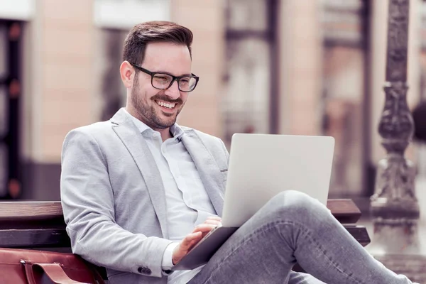 Empresário Sorridente Sentado Banco Assistindo Laptop Parque Cidade Livre — Fotografia de Stock