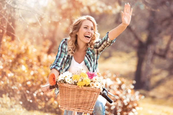 Jeune Belle Fille Vélo Avec Des Fleurs Parc Jour Ensoleillé — Photo