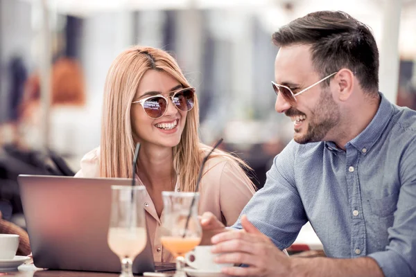 Hermosa Pareja Joven Está Utilizando Ordenador Portátil Hablando Sonriendo Mientras — Foto de Stock