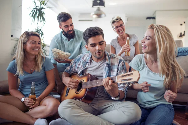 Happy Νεαρό Φίλοι Παίζει Κιθάρα Και Διασκέδαση Στο Σπίτι — Φωτογραφία Αρχείου