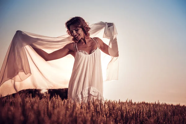 Bella signora nel campo di grano al tramonto . — Foto Stock