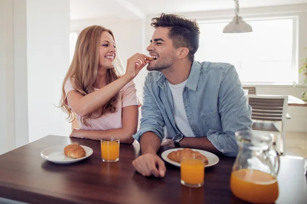 Jovem Casal Feliz Sentado Apartamento Moderno Tomando Café Manhã Juntos — Fotografia de Stock