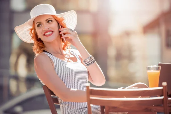 Mulher Sorridente Chapéu Palha Branco Sentado Café Bebendo Suco Laranja — Fotografia de Stock