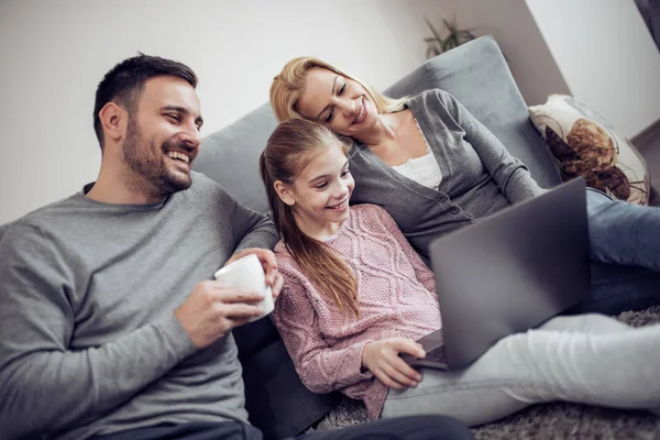 Preciosa Familia Viendo Película Ordenador Portátil Casa — Foto de Stock