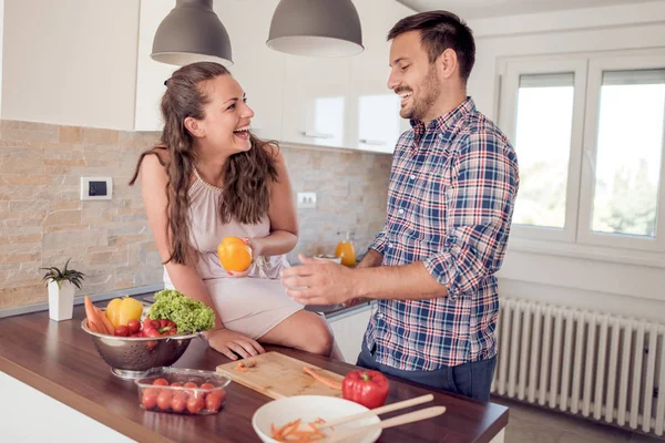 Liebespaar kocht gemeinsam in der Küche — Stockfoto