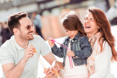 Mutlu aile ile eğlenceli birlikte yaz Şehir Parkı içinde olan bir çocuğun.