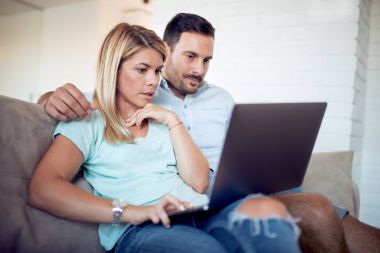 Mutfakta pizza ile aile.