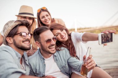 selfie smartphone alarak genç şık arkadaşlar