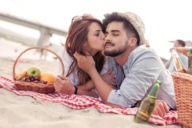 mutlu çift sahilde yalan dinlenme