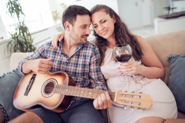 Akustik gitar şarkı söylemek için gülümseyen kadın adamla.