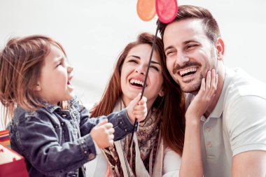 Mutlu aile ile eğlenceli birlikte yaz Şehir Parkı içinde olan bir çocuğun.