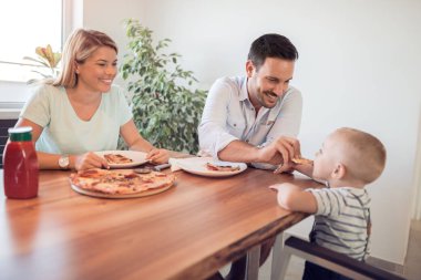 Mutfakta pizza ile aile.