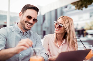 Kahve ve konuşma zevk bir kafede oturan güzel sevgi dolu Çift. 