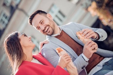 Şehirde kahvaltı keyfi mutlu sevgi dolu Çift