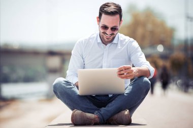 Bacaklar ile otururken bakıyordu dışında oturan ve, dizüstü bilgisayar kullanarak çekici bir adam geçti.