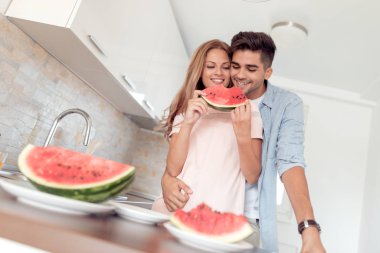 Karpuz onların mutfakta yemek sabah kahvaltısını Çift.